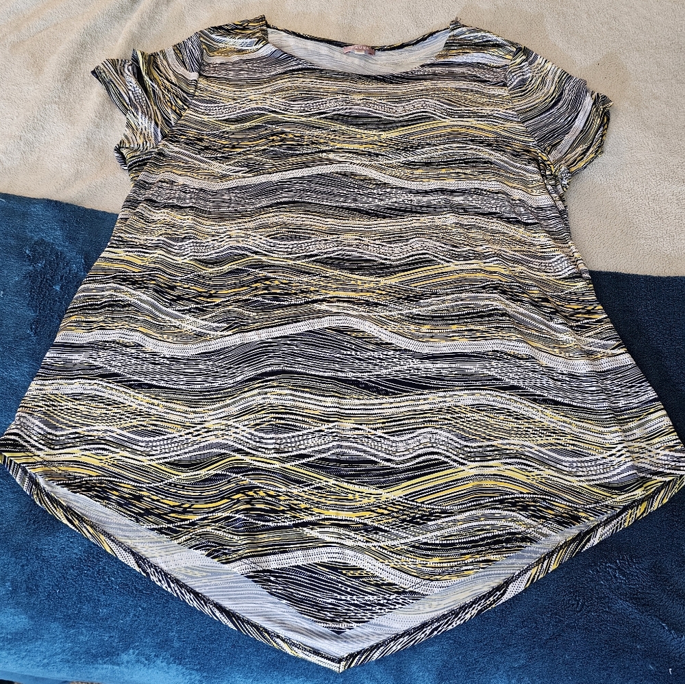 1XL Mauve Brand Yellow, White & Blue Wavy Pattern W/ Short Sleeves & V Bottom